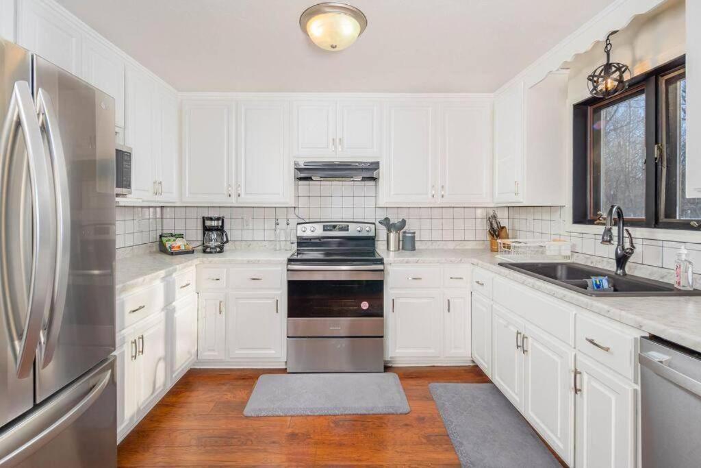 Bay Cozy Home, 3 Bed Rooms, 6 Beds, 2 Bath Holiday home Green Bay